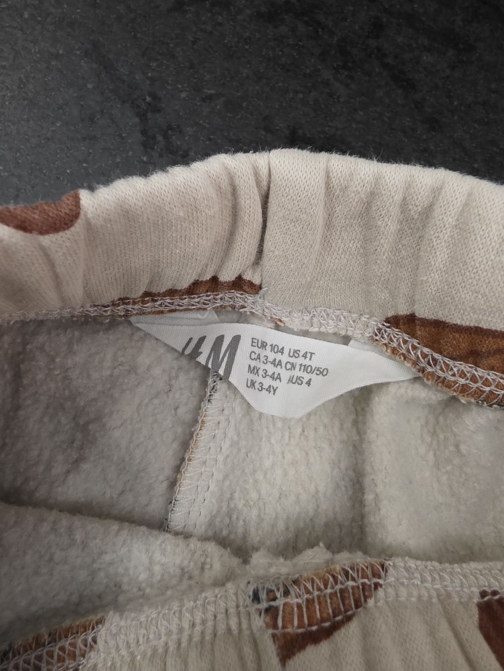 H&M Pantaloni: H&M Trainerhose Grösse 104 – Usato da St. Peterzell venduto da upcycling_ 1