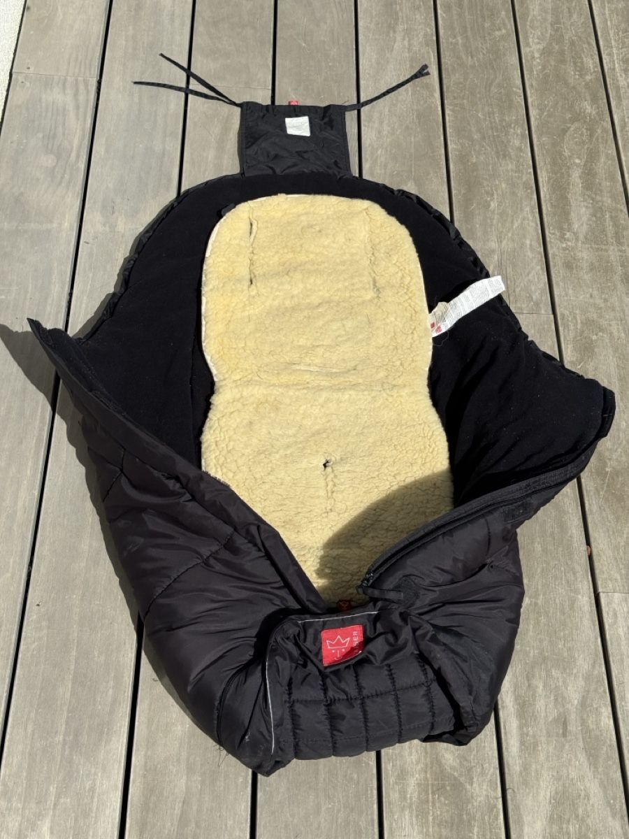 Kaiser Schlafsäcke: Kaiser Winter-Fusssack schwarz + echtes Schaffell – Gebraucht aus Zürich von ChrisG24
