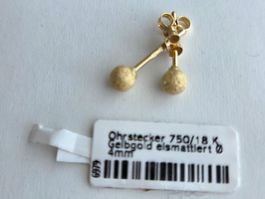 Kleine neue 18K GG Ohrstecker. Kugel Ø4mm eismattiert