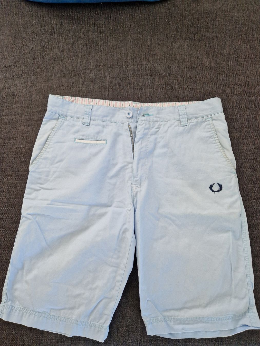 Fred Perry Pantaloni: Fred Perry Shorts hellblau Gr S/M Sommerlich – Usato da Vogelsang AG venduto da villa9