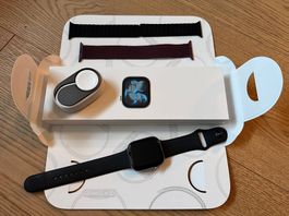 Apple Watch Series 11 Space Grau mit schwarzem Sportarmband