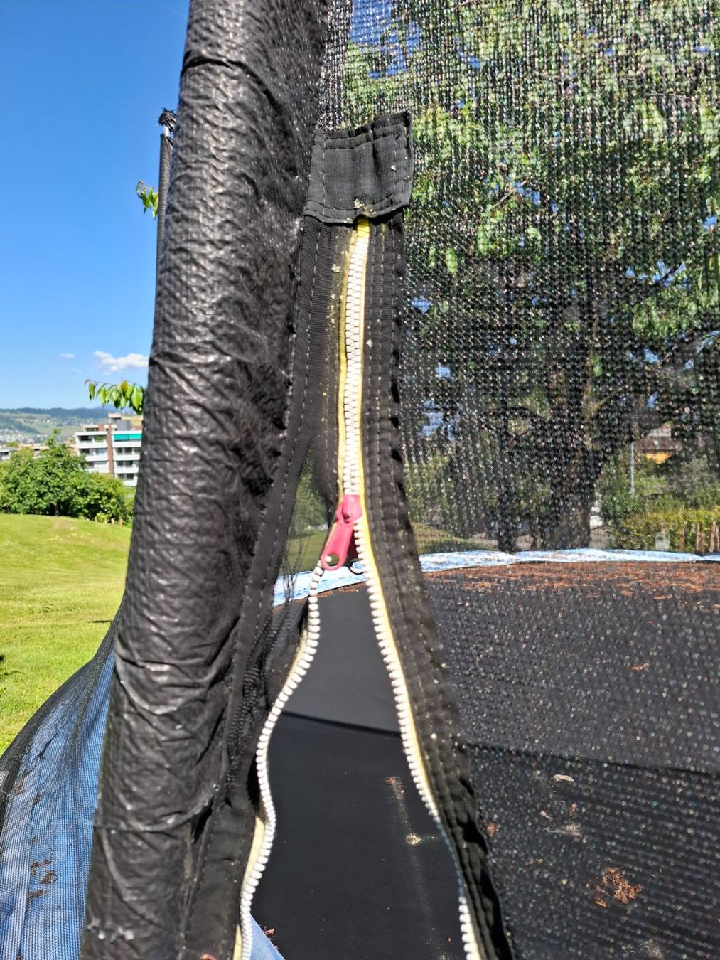 Trampolini: Trampolin mit Sicherheitsnetz (Marke tectake) – Usato da WÄDENSWIL venduto da Kanu15 2
