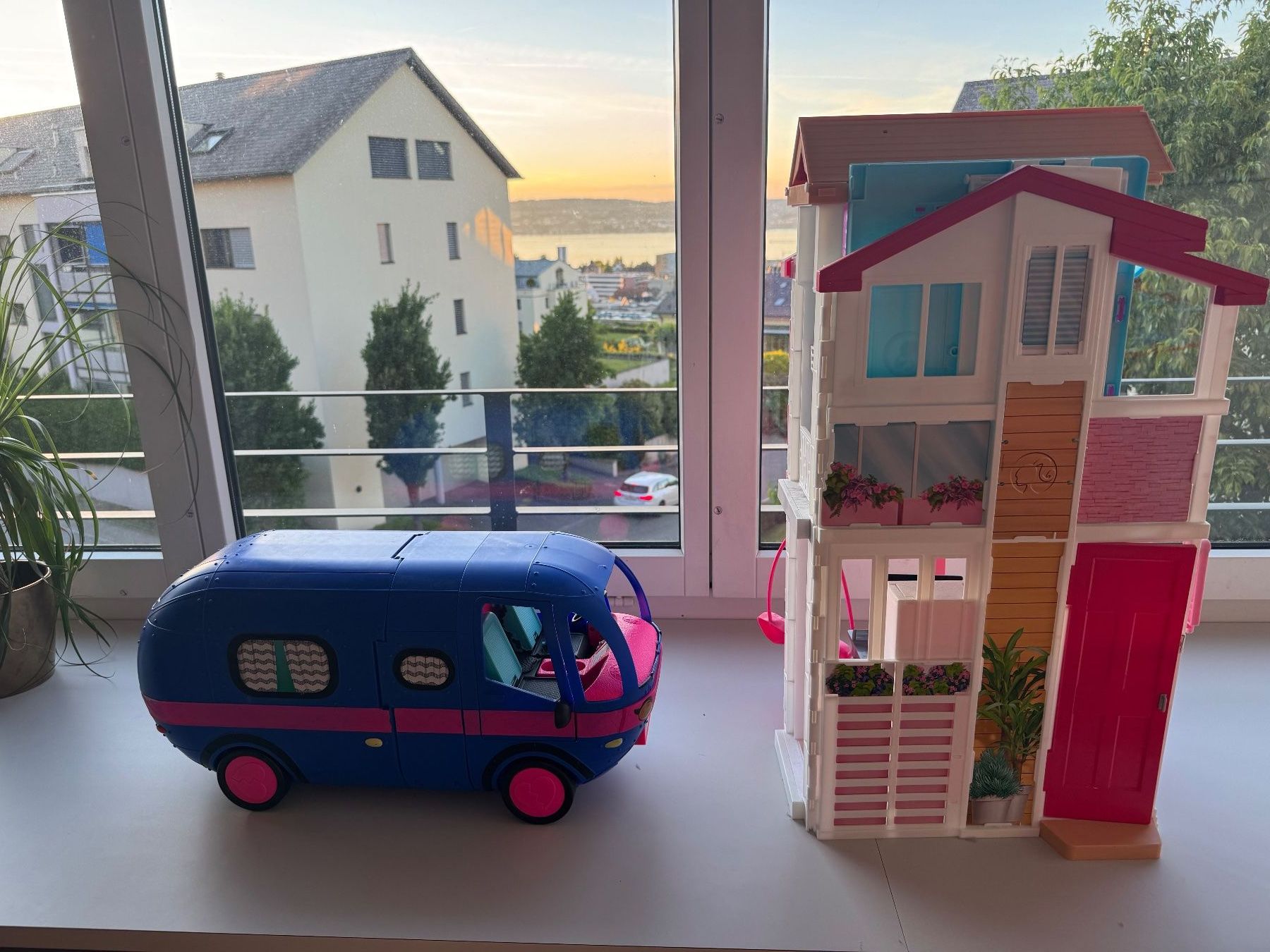 Giocattoli: Barbie house und LOL Wohnmobile – Usato da Pfäffikon SZ venduto da sk2_h628