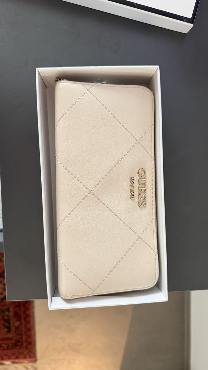 Guess Portamonete: Guess Portemonnaie, Beige – Usato da Hunzenschwil venduto da Tara_B