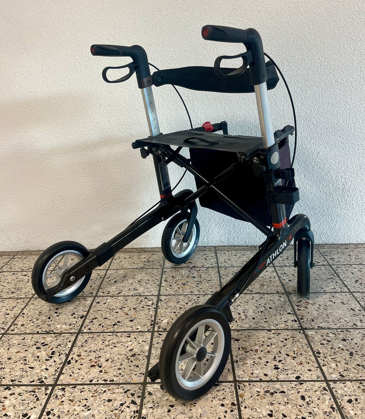 Ausili per la deambulazione: Leichter Carbon Rollator Athlon SL XtraMobil. – Usato da Zürich venduto da Dmbz 3