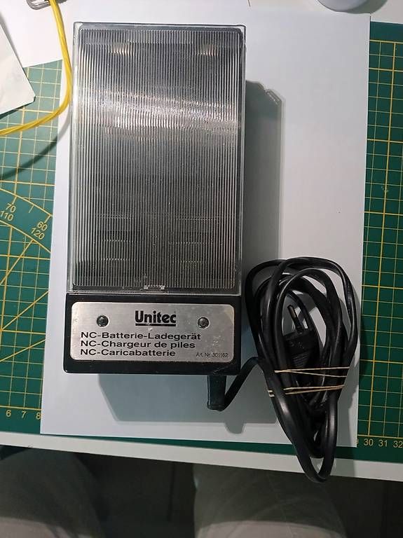 Caricatori & Batterie: Chargeur de batteries rechargeables  – Usato da Estavayer-le-Lac venduto da rga_657c