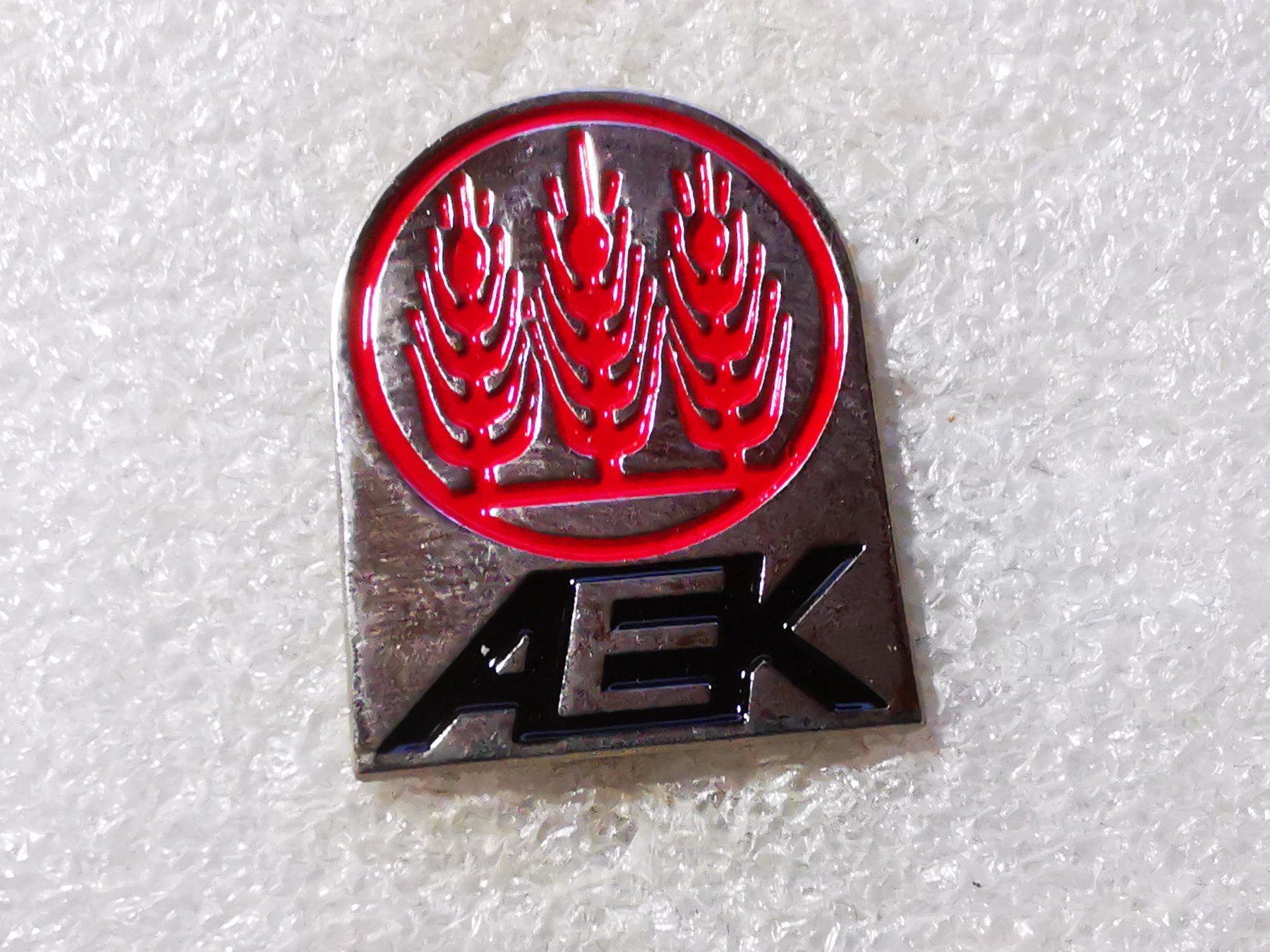 Plaketten & Abzeichen: Ansteckpin 110: Aek – Gebraucht aus Oppligen von Pin-Fall-Shop