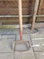 Gartenhacke mit Holzstiel, ideal für den Frühlingsgarten