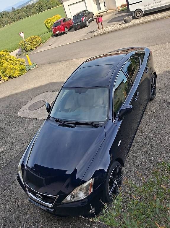 Autos: Lexus 2.200  tdi – D'occasion à Avenches par can_8t6m 2