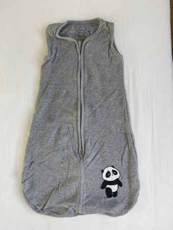 Ein Schlafsack und ein Piyama 50/56