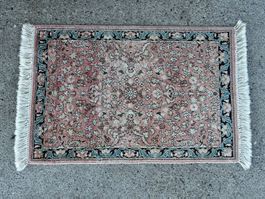 schöner echter Seidenteppich