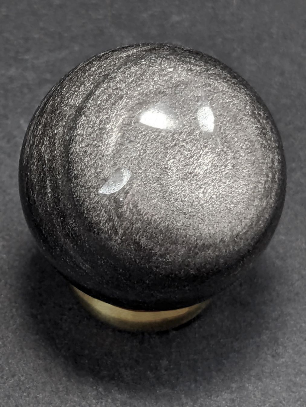 Minerali & Pietre curative: Silber Obsidian Kugel 30mm - mit Messingring Ständer – Nuovo e nell'imballaggio originale da Meilen venduto da StoneGarden