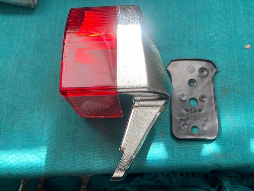 Rücklicht Für Puch Maxi & Hercules | Viereckig Klein | Schwarz-Rot | Mofa Ersatzteil