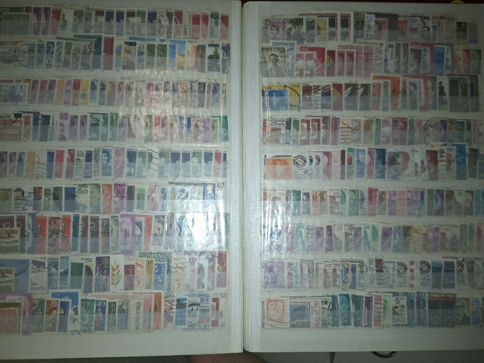 Alle Briefmarken: Briefmarkensammlung diverser länder kunterbunt eingeornet – Gebraucht aus Balgach von SIMEON27 7