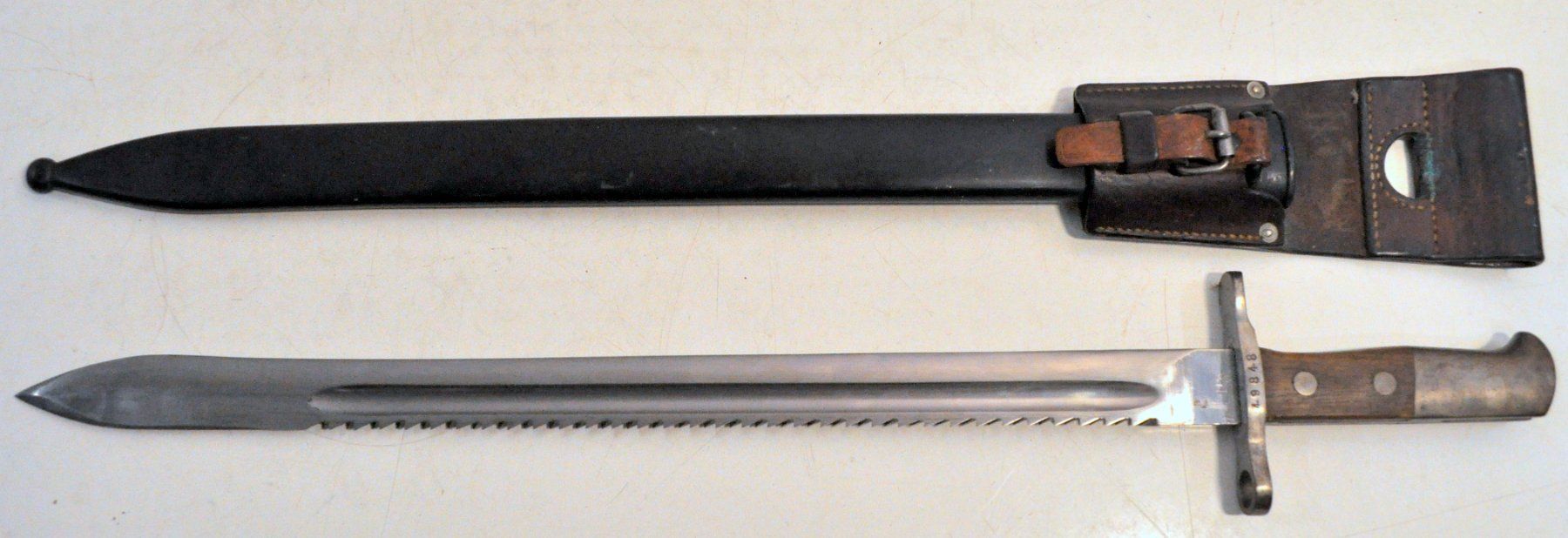Schweizer Armee Stichwaffen: Ancienne "grande" baïonnette armée Suisse – Gebraucht aus Neuchâtel von Neuchatel