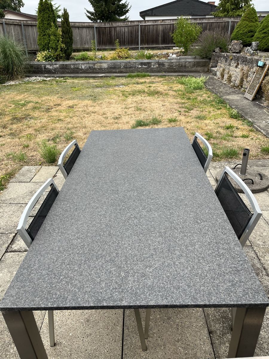 Tables: Gartentisch mit Steinplatte inkl. 4 Stühle  – D'occasion à Oberbuchsiten par ChiquitaLady