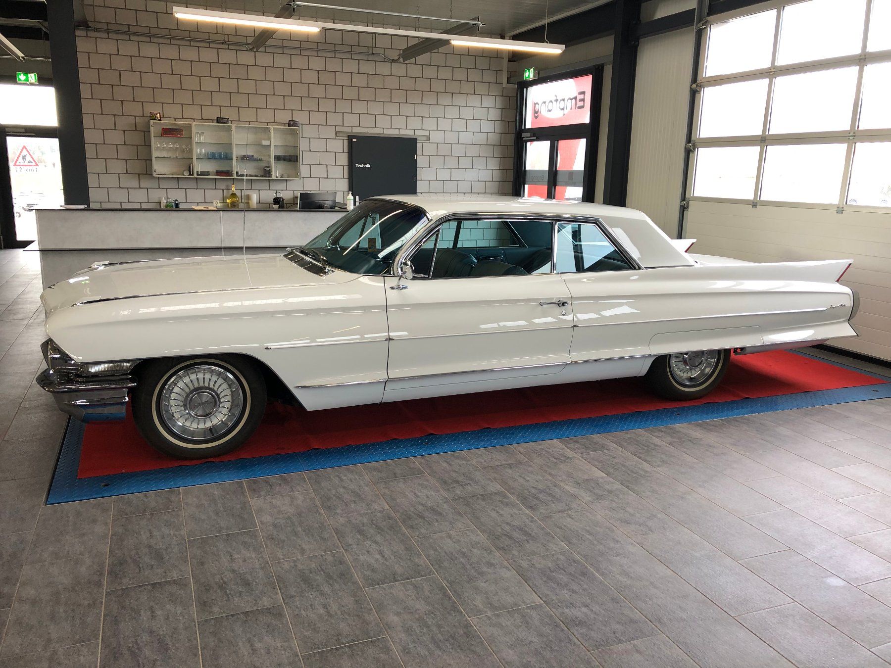Cadillac Automobili: CADILLAC DEVILLE COUPE 6.4-V8 – Usato da Gampelen venduto da Steuer0 1