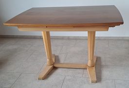 Holztisch mit Ausziehfunktion