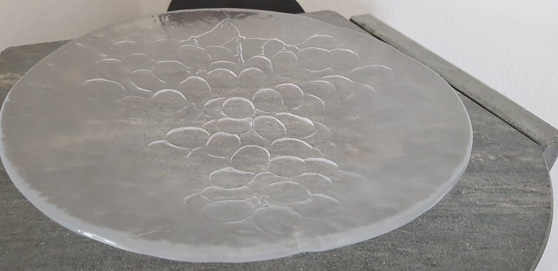 Piatti di portata: Gewölbte Glasschale mit Traubenmotiv – Usato da Freienwil venduto da Hubi030 2