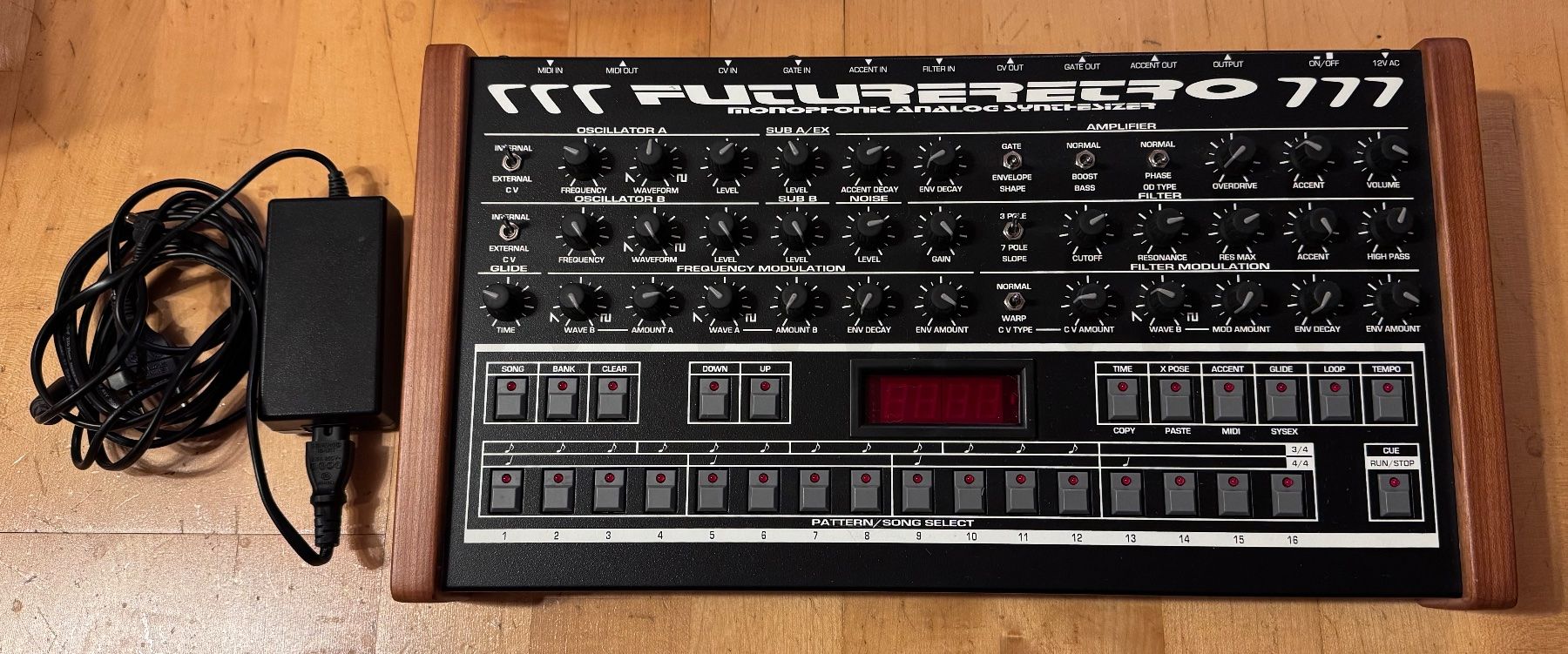 Instruments de musique: Future Retro 777 Original Version von 1997 – D'occasion à Unterengstringen par NOISE