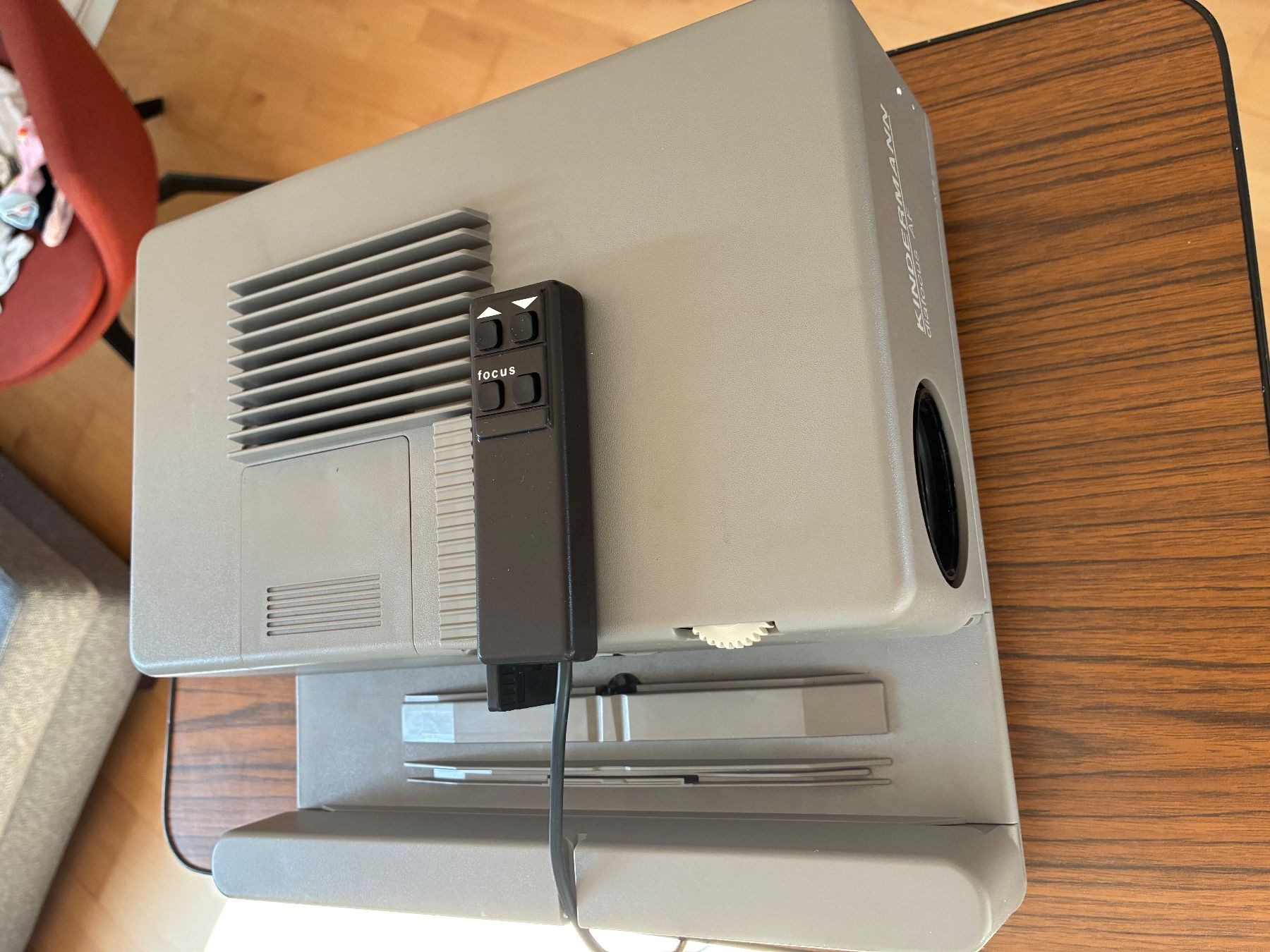 Home Cinema: Dia-Projektor Kindermann AF 6 mit Tisch – Usato da Luzern venduto da Waland1 2