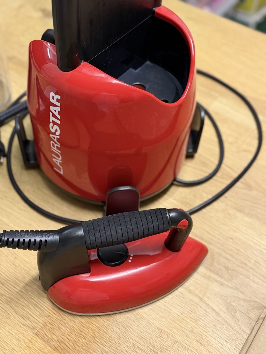Laurastar Ferri da stiro: LauraStar Bügeleisen rot, – Usato da Büttikon AG venduto da jen_g5s9 7