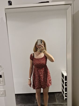 Kleid kurz rot geblümt Grösse S guter Zustand