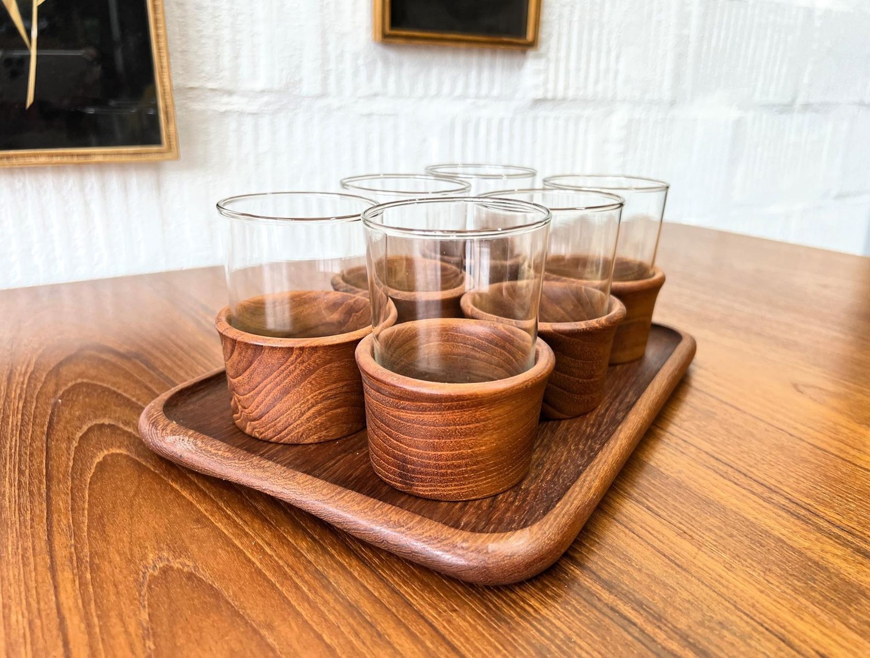 Gläser: Vintage Gläser-Set mit Teak Tablett – Gebraucht aus Walzenhausen von stilvollwohnen