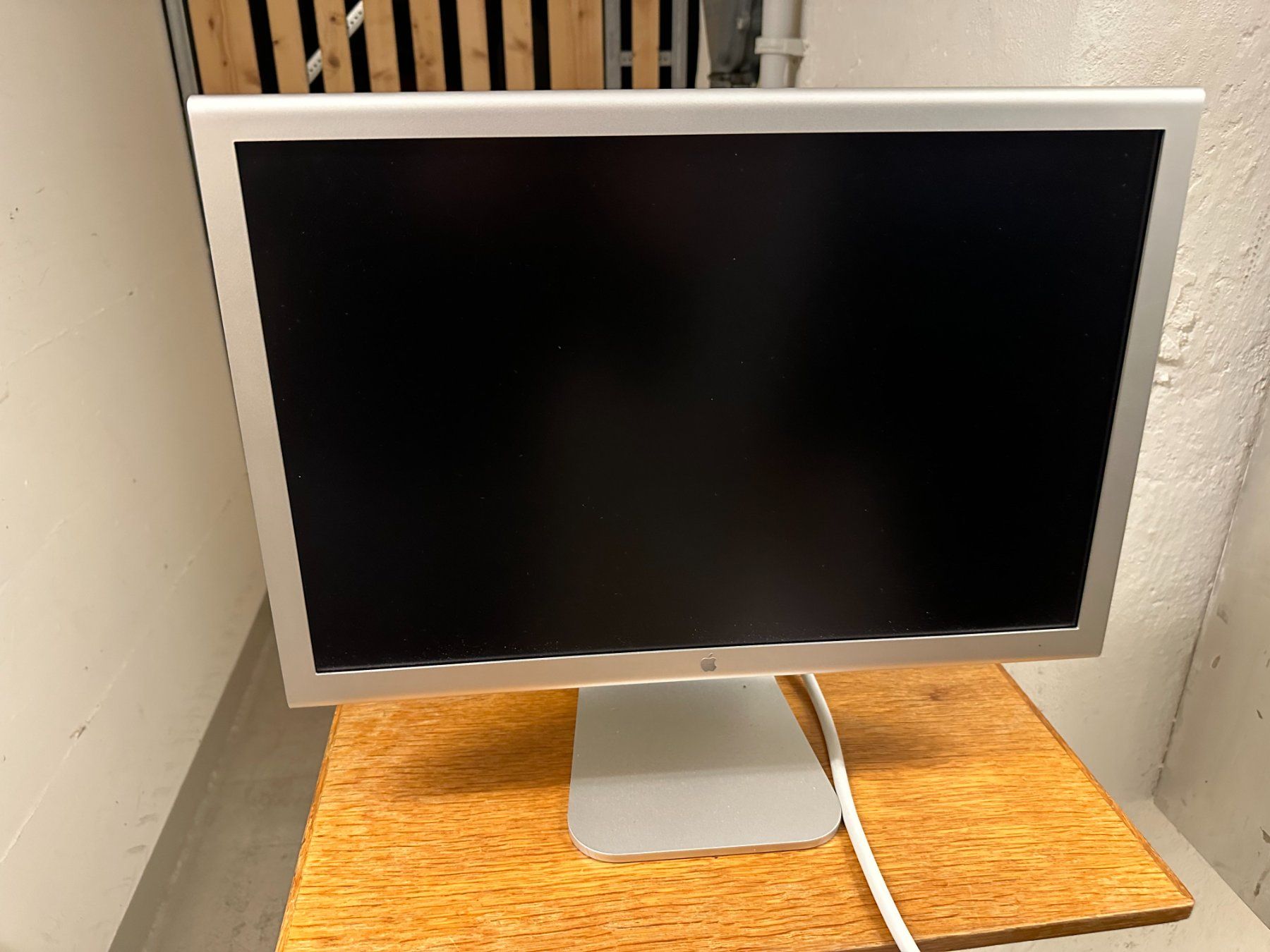 Apple Monitor: Apple Cinema Display 20" (1680 x 1050) – Usato da Zürich venduto da gal_zbq9