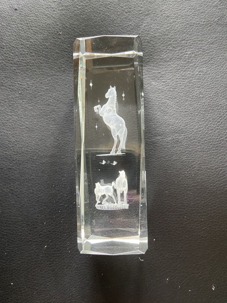 Statuette: Neue grosse Glasfigur mit 3D Pferden – Nuovo (secondo la descrizione) da Oftringen venduto da andrax 4