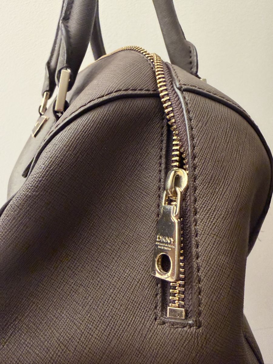 DKNY Taschen für Damen: DKNY leather handbag barrel – Gebraucht aus Hausen AG von nik_9sg2 2