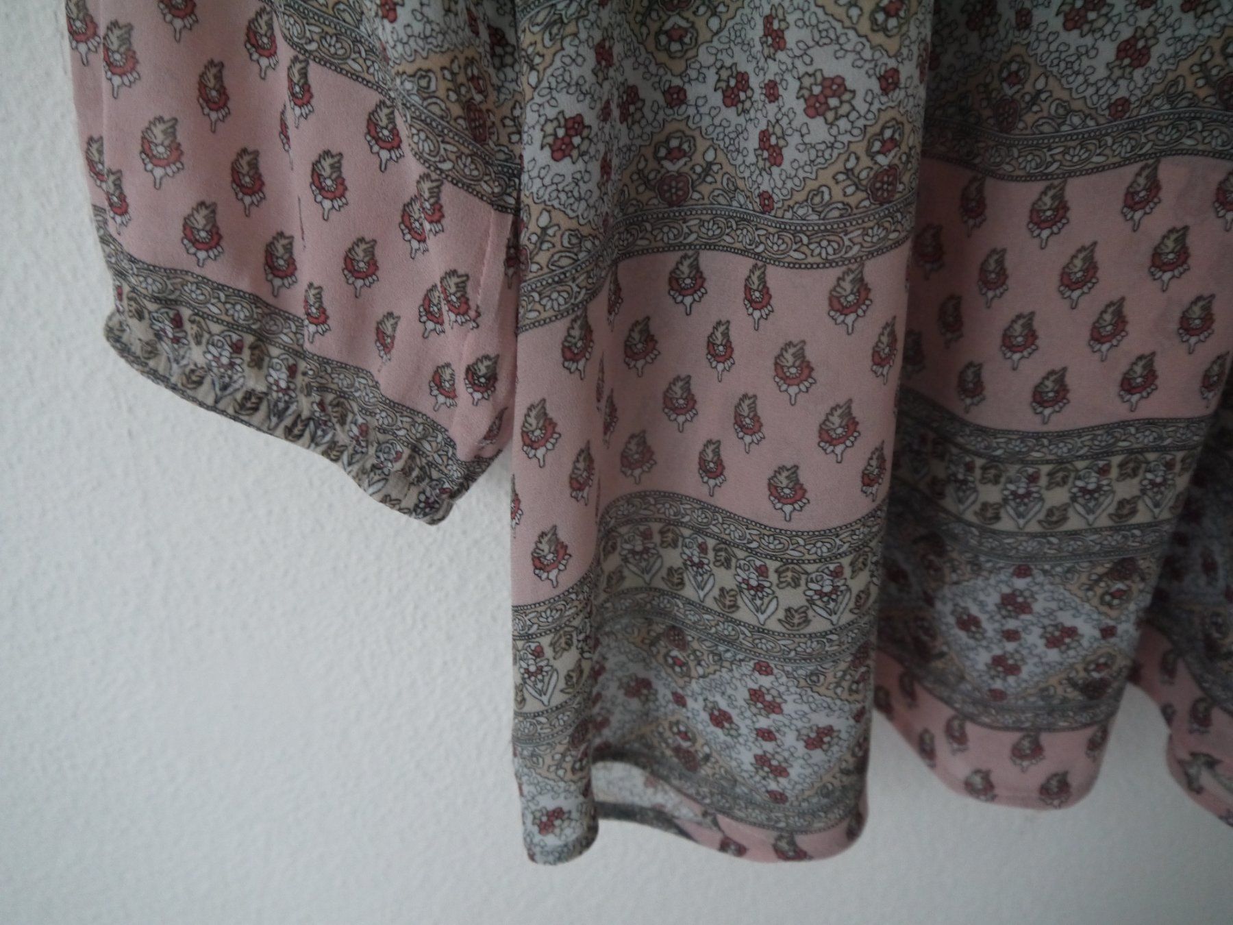 Repeat Camicette: REPEAT Bluse / locker geschnitten aus 100% Viskose / Gr.40 – Usato da Hagendorn venduto da Blaf 3