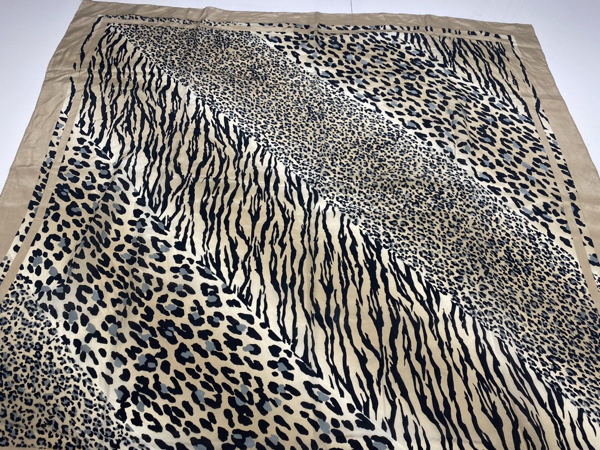 Codello Foulards, Tücher & Schals: Codello Seiden Foulard 🌸 – Gebraucht aus Opfikon von Luis144