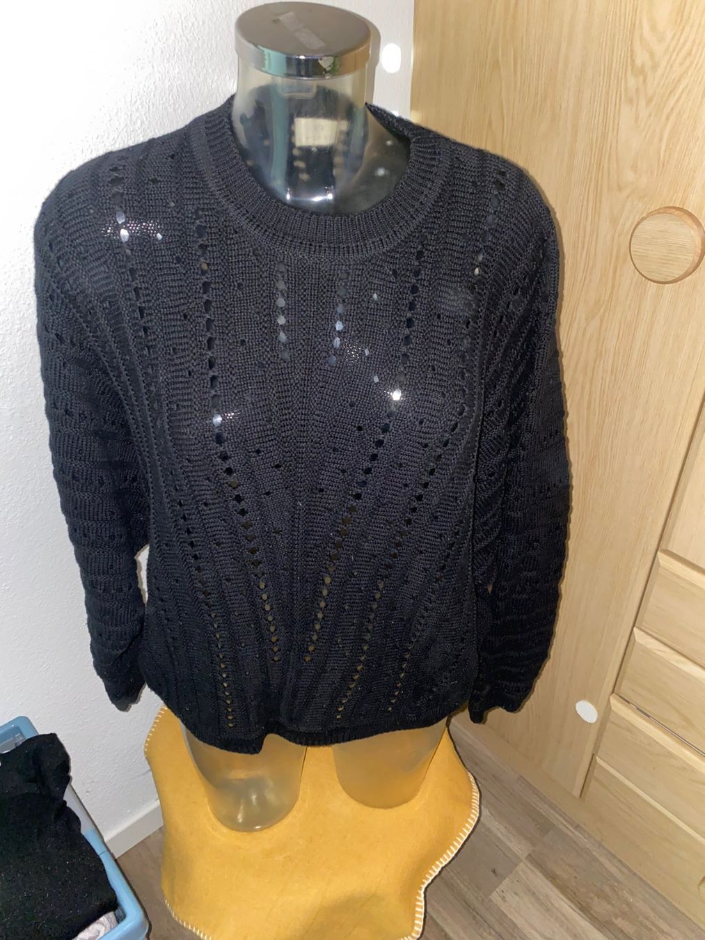 Pulls & Sweat-shirts: Kaffe Strickpullover schwarz Grösse M – D'occasion à Allenwinden par Obalu