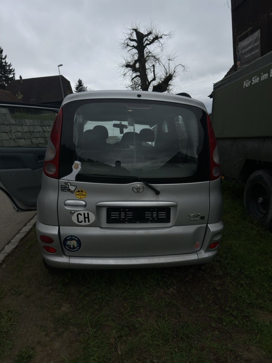 Toyota Automobili: Toyota Yaris Verso mit Campingbox – Usato da Triengen venduto da sop_qy87 7