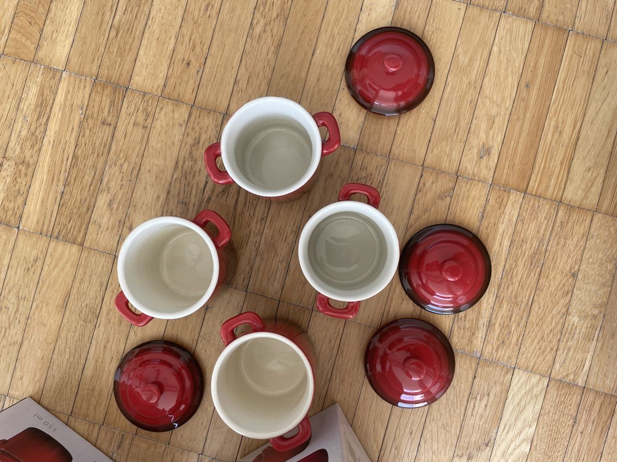 Elettrodomestici da cucina: 4 Red Mini Cocotte Oven Dishes – Nuovo (secondo la descrizione) da Neuchatel venduto da shi_9fzw 1
