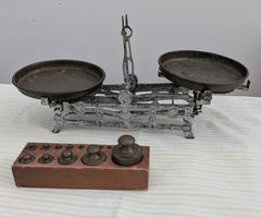 Antike Balkenwaage mit Gewichten aus Messing in Holzkasten