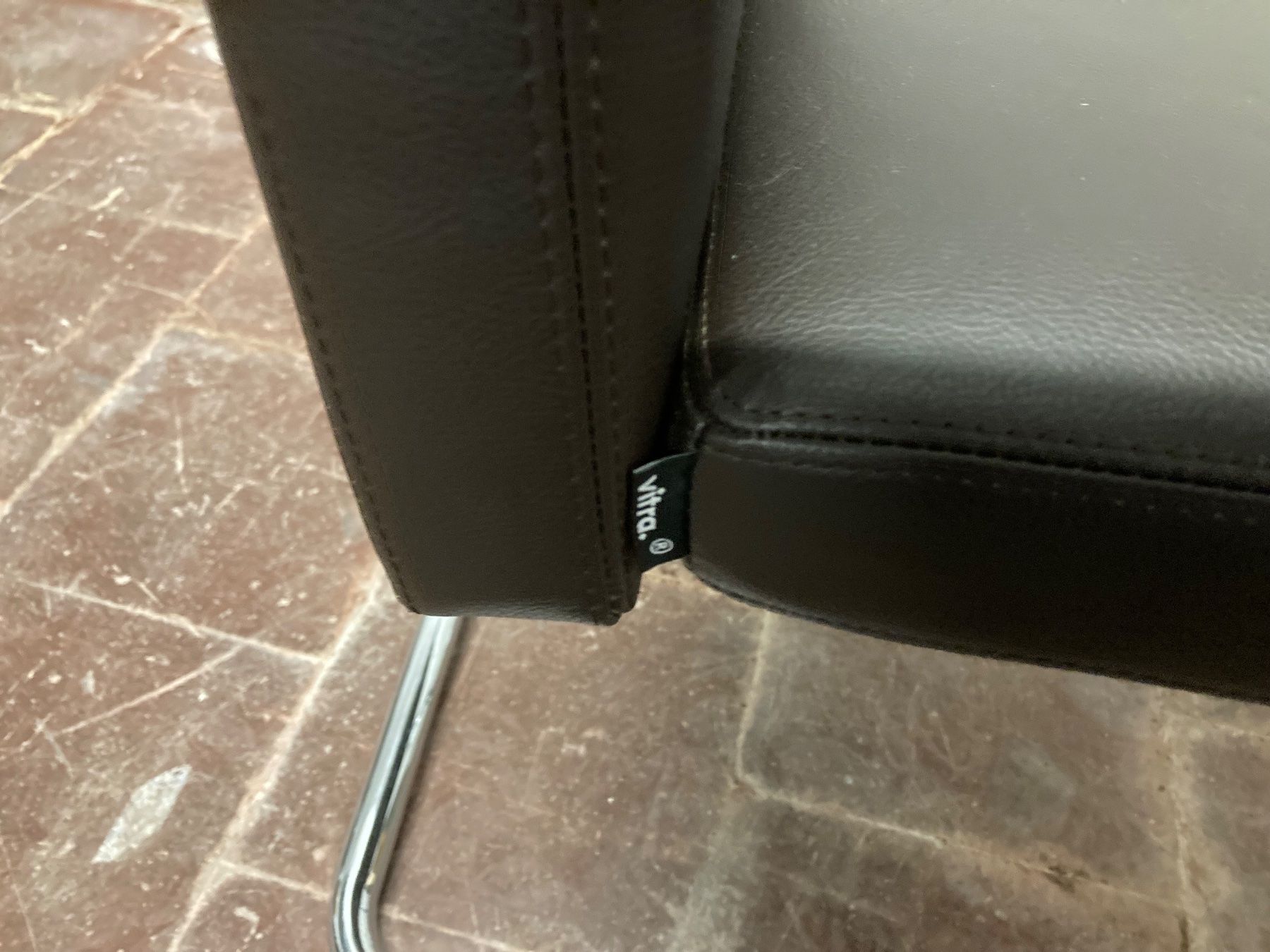Vitra Stühle: Vitra Visasoft Freischwinger, Leder dunkelbraun – Gebraucht aus Bern von Solid 5