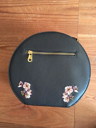 runde Tasche . mit Blumenstickereien . schwarz .