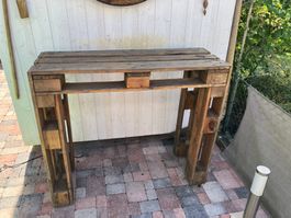 Bar aus Holzpaletten