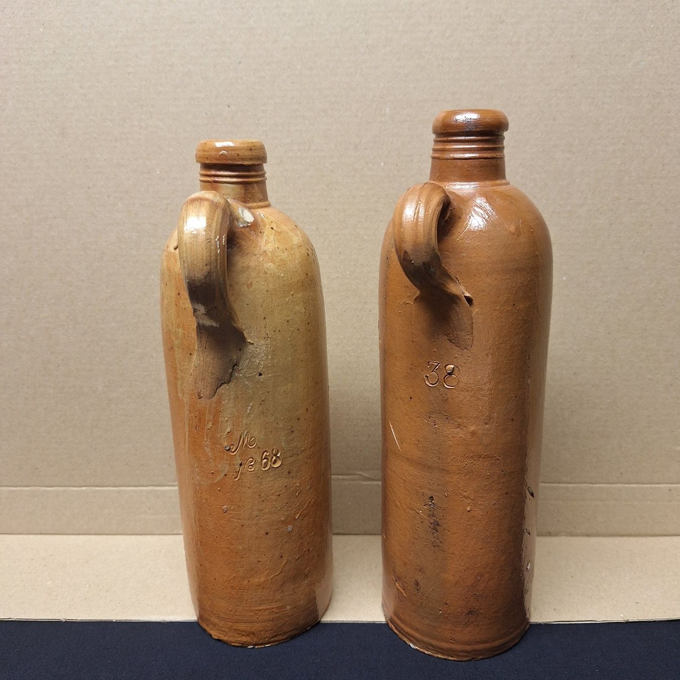 Bottiglie: Antikes Steinzeug, Wasserflaschen, Nassau – Usato da Winterthur venduto da Goldpipau