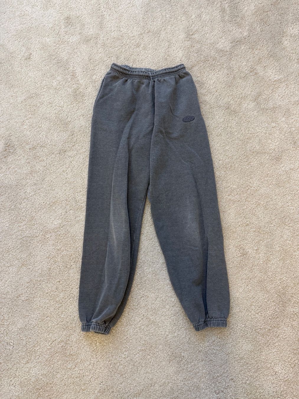 Urban Outfitters Pantaloni: BDG Urban Outfitters Trainerhose grau – Nuovo (secondo la descrizione) da Lostorf venduto da selinazolli