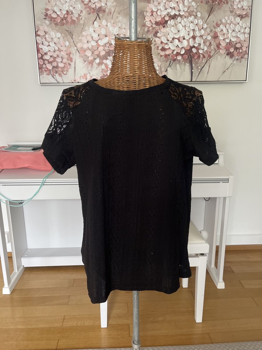 T-Shirts: Shirt mit Spitze, Grösse M – Gebraucht aus Solothurn von Bobesch08