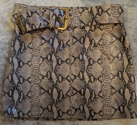 Jupe courte motif serpent en cuire, ceinture assortie.
