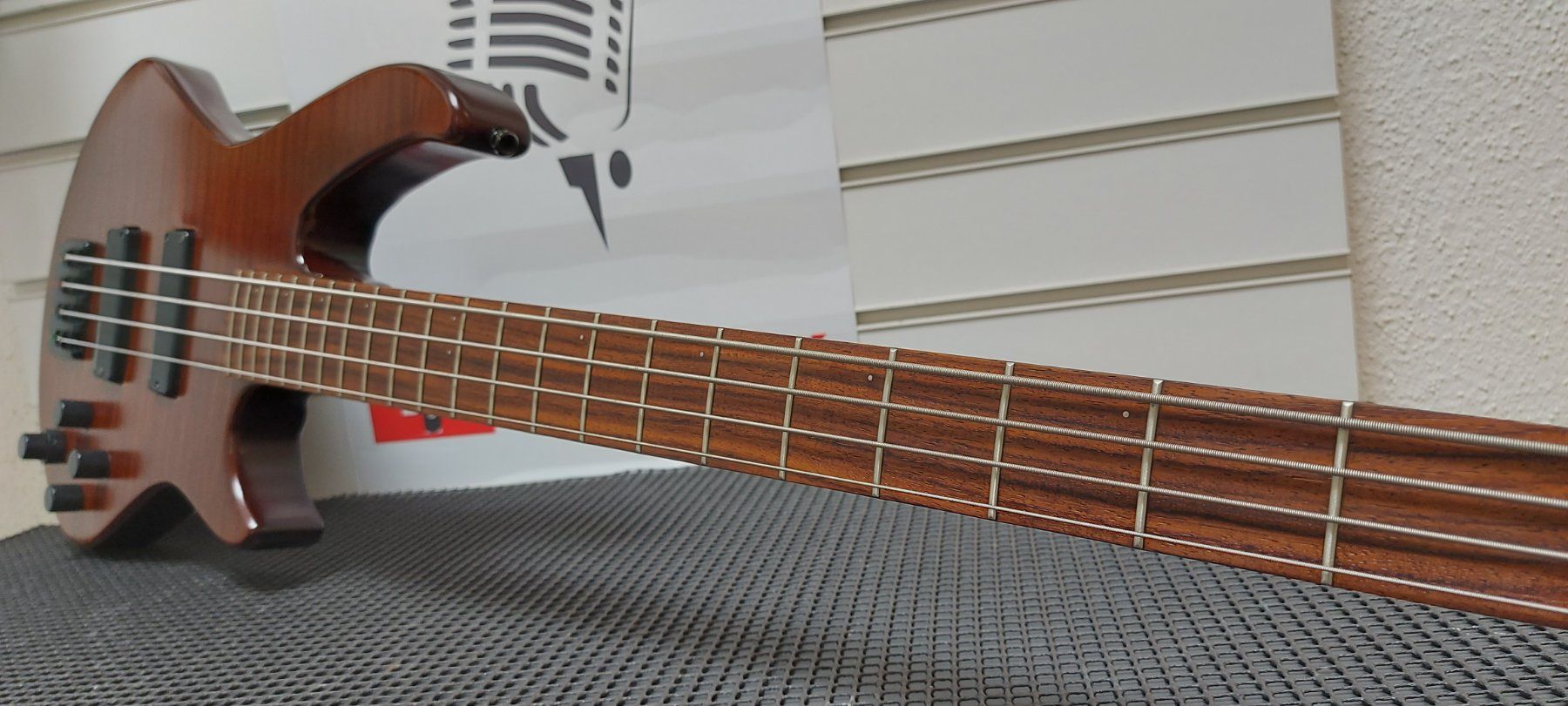 Cort Strumenti musicali: E-Bass Godin BG4 knobs & active neuwertig – Nuovo (secondo la descrizione) da Glattbrugg venduto da Swissmusik 2