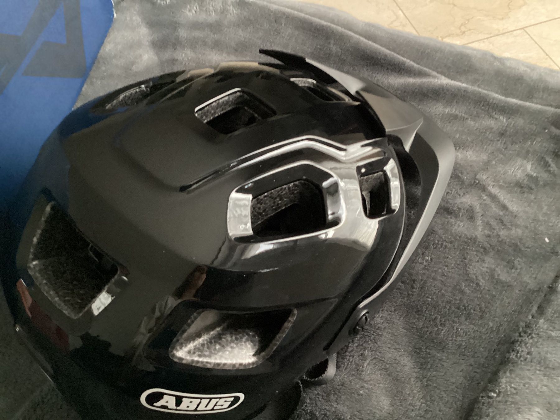 Abus Caschi: Abus MBT Velohelm Helm – Nuovo (secondo la descrizione) da Flüelen venduto da ne08 2