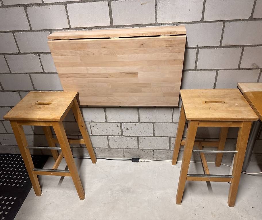 Set di tavolo e panche: Klapptisch und 2x Barstühle – Usato da Volketswil venduto da Airbus300 3