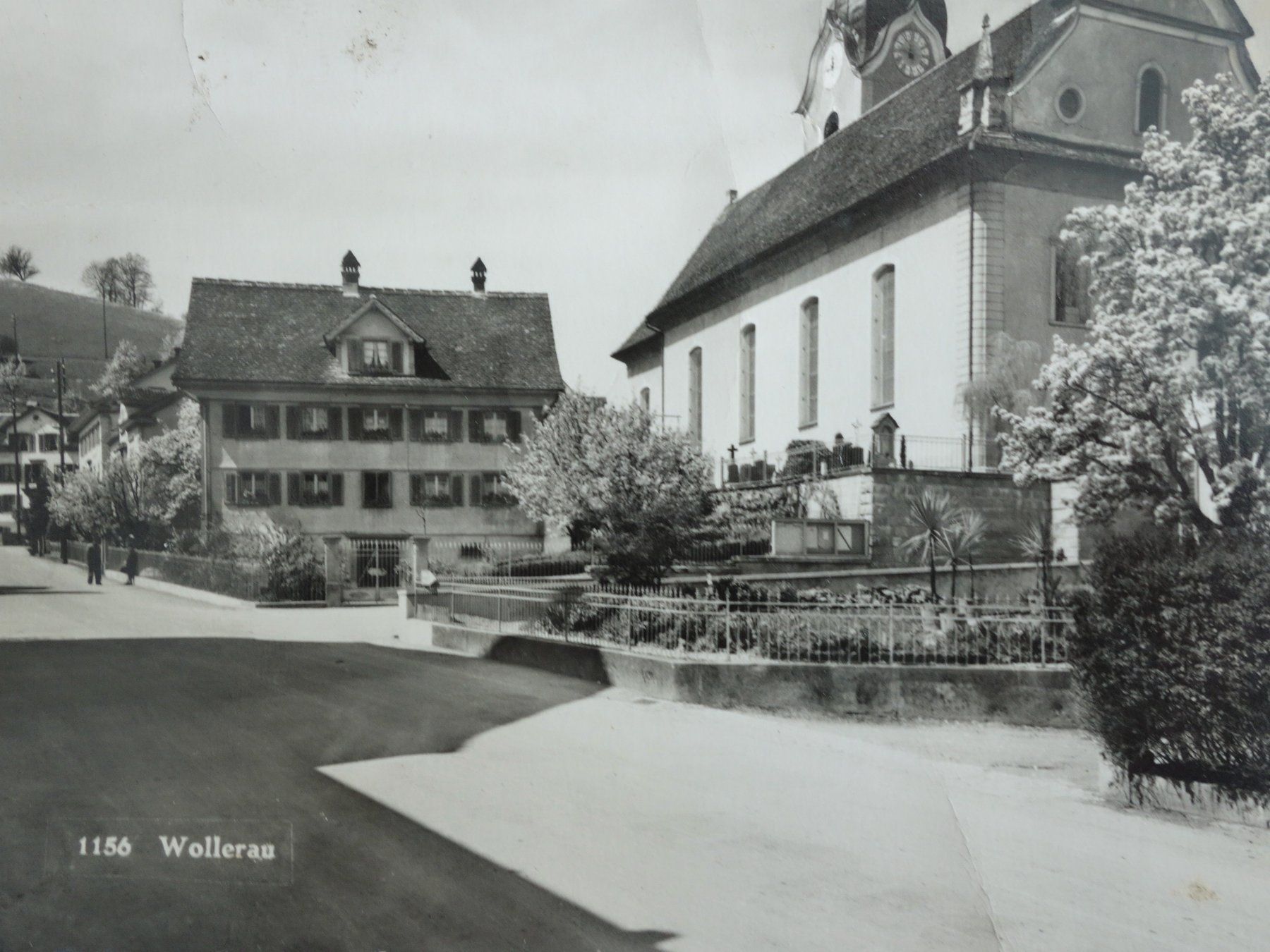 Cartoline postali: WOLLERAU - Dorfansicht mit Kirche  1954 – Usato da Ibach venduto da Ibanto 1