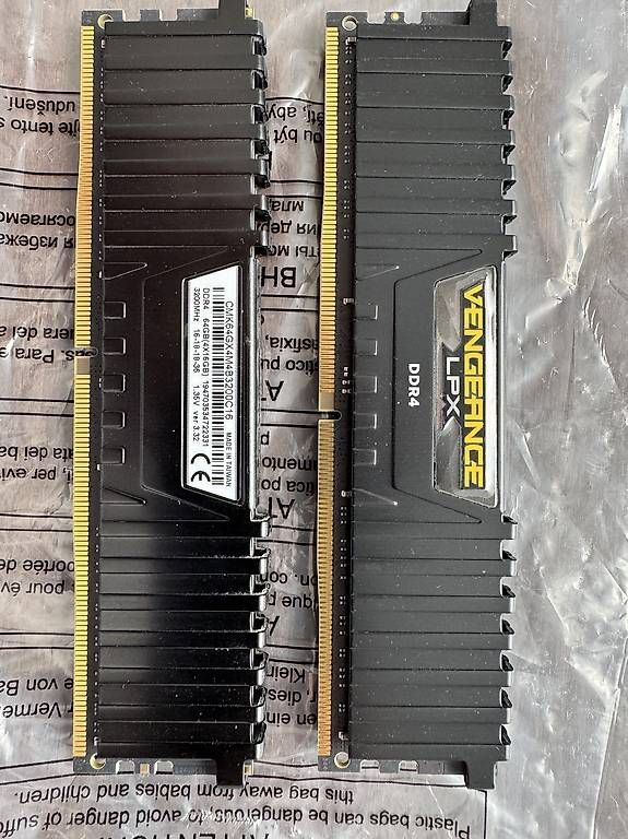 Corsair Memoria / RAM: Corsair Vengeance DDR4 – Usato da Niederhasli venduto da flo_f272