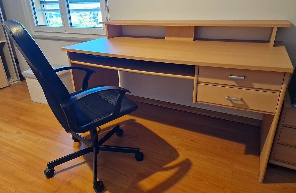 Bureaux: Bureau avec une chaise  – D'occasion à Chamblon par Anteo